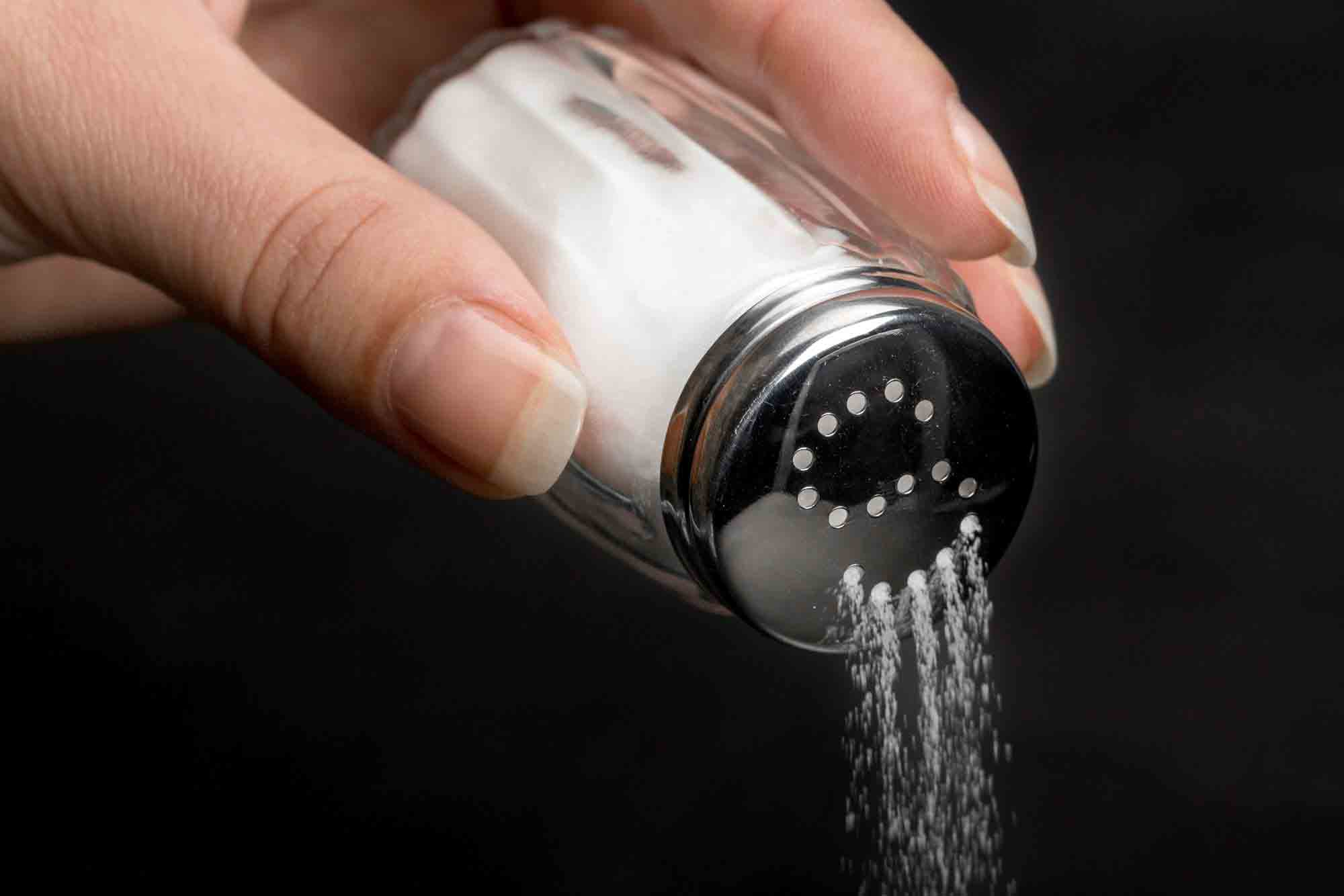 پاک کردن لکه عرق با نمک